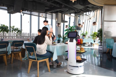 讓機器人真價值落地 九號飽飽送餐機器人首爾IFS國際特許經營展亮相