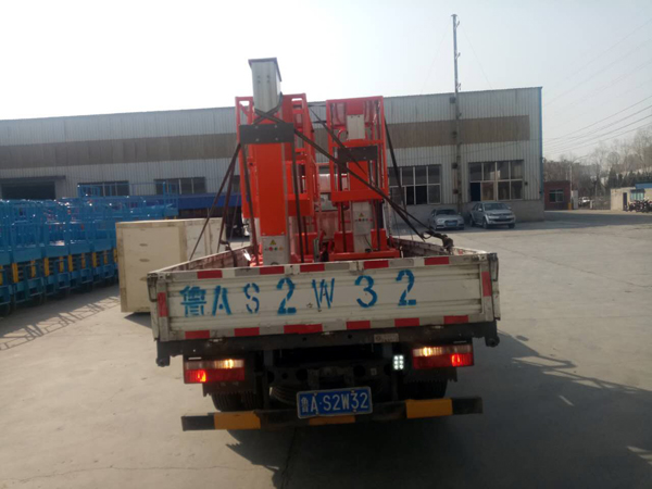 三臺雙柱鋁合金升降貨梯裝車發走